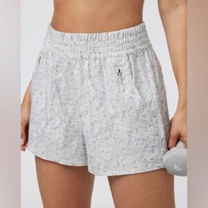 NWT VUORI WOMEN'S DASH SHORT 2.0 3" Moon Stucco Medium “sold‎ out”